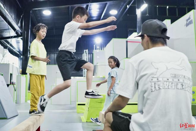 都十年：不是危险炫技而是教会人自救新葡京世运项目在成都｜跑酷进入成(图5)